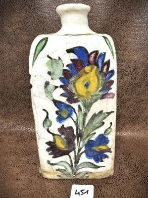 un vase blanc orné de fleurs bleues et jaunes