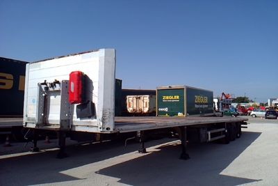 un camion qui se trouve sur la plate-forme d'un autre camion