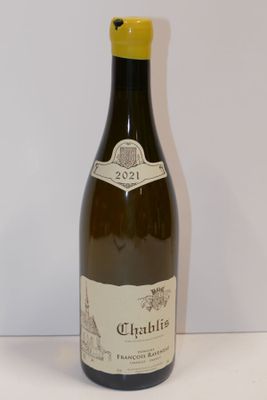 une bouteille de vin posée sur une table