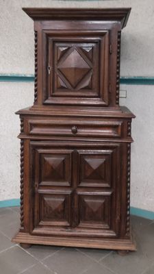 Buffet deux corps, en chêne, mouluré et sculpté, ouvrant deu…