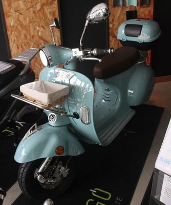 un scooter posé sur un tapis dans une pièce