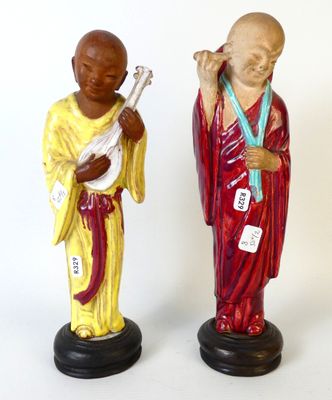 Deux statuettes en grès vernissé figurant des musiciens.