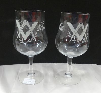 deux verres à vin posés sur une table, sur fond noir