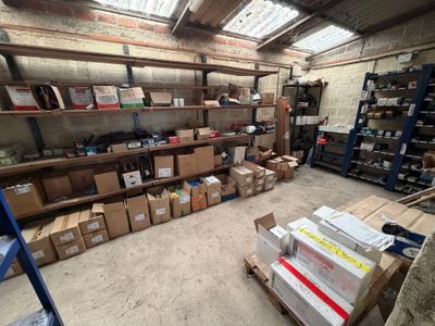une pièce avec beaucoup de boîtes et de cartons sur les étagères