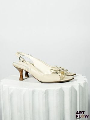 Les chaussures de la femme sont posées sur un socle blanc.