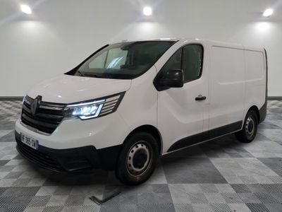 la photo d'une camionnette blanche sur un sol en damier
