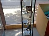 une vitrine en verre dans un coin d'un magasin