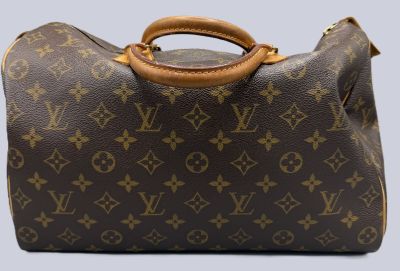 un gros plan d'un sac Louis Vuitton marron sur fond blanc