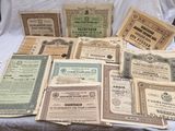 plusieurs vieux certificats en papier posés sur un drap blanc
