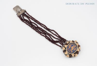 une photo en gros plan d'un collier posé sur une surface blanche