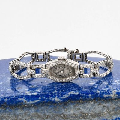 un gros plan d'une montre posée sur une surface en marbre bleu