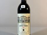 une bouteille de vin posée sur une table