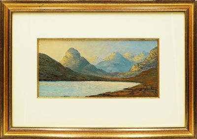 un tableau représentant un lac avec des montagnes en arrière-plan
