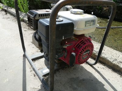 une photo d'une petite pompe à eau au bord de la route