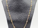 un collier à chaîne en or sur le cou d'un mannequin