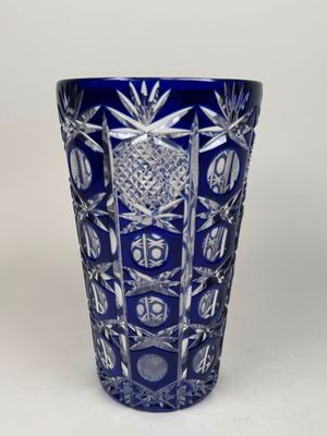 un vase en verre bleu orné d'un motif d'ananas