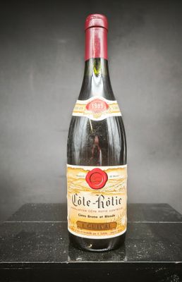 une bouteille de vin posée sur une table