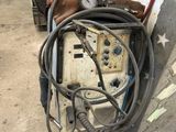 une machine posée sur le sol à côté d'un bâtiment