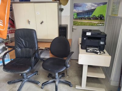deux chaises de bureau et une imprimante dans une pièce