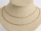gros plan d'un collier sur un mannequin mannequin