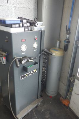 une photo d'un chauffe-eau dans un garage