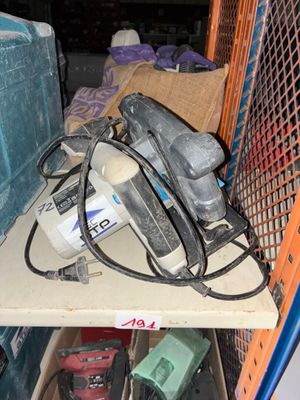 un tas d'objets divers posés sur une étagère dans une pièce