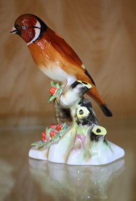 une figurine représentant un oiseau posé sur une table