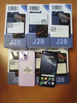 Quatre boîtes de téléphones portables sont posées sur une table, accompagnées d'une étiquette de prix