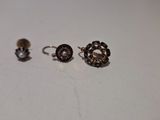 une paire de boucles d'oreilles posée sur une table blanche