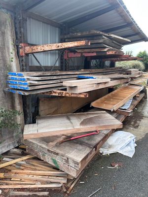 de nombreuses pièces de bois empilées les unes sur les autres