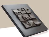 une image représentant une plaque métallique ornée d'un motif géométrique