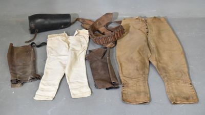 un grand nombre d'objets posés à même le sol