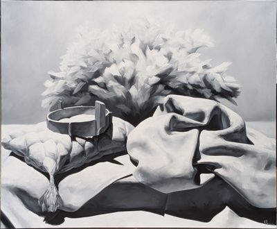 une peinture en noir et blanc représentant un bouquet de fleurs posé sur une table