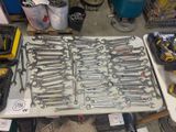 de nombreuses clés sur une table dans un garage