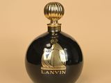 une image représentant un flacon de parfum Lanvin sur fond beige