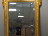 l'image d'un miroir encadré d'or posé sur une table
