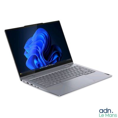 l'ordinateur portable est ouvert sur une surface blanche avec un fond bleu