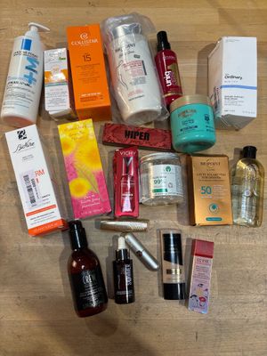 de nombreux types de produits de soins de la peau disposés sur une table
