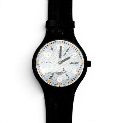 une image d'un gros plan d'une montre-bracelet sur une surface blanche