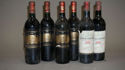 six bouteilles de vin rouge sont alignées sur une table