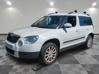 une photo d'un 4x4 blanc garé dans un garage