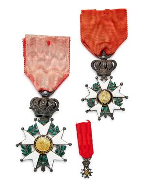 deux médailles et un ruban rouge sur fond blanc