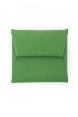un sac en forme d'enveloppe vert sur fond blanc