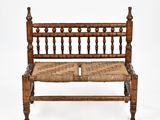 un banc en bois sur lequel est posé un coussin d'assise tressé
