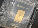un lingot d'or dans un sac en plastique posé sur une table