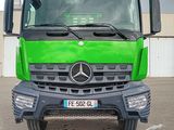 un camion vert garé sur un parking