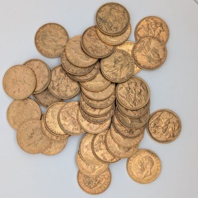 une pile de pièces de monnaie posée sur une table blanche