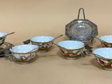 un groupe de tasses et de soucoupes posées sur une table