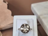 une bague qui se trouve dans une boîte sur une table