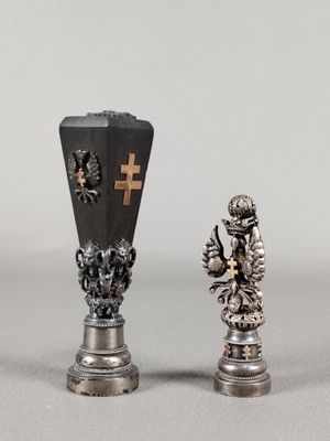 deux vases en argent posés l'un à côté de l'autre sur une table